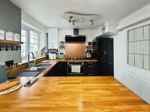 Kitchen Diner- click for photo gallery